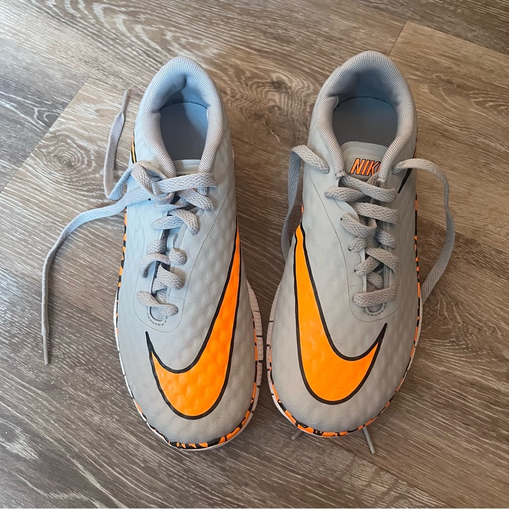 Nike Kids Gray and Orange Sneakers free 5.0. Youth size 6